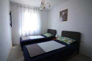 Postel nebo postele na pokoji v ubytování Apartments with a parking space Sveti Vid, Krk - 18139