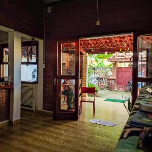 Pokój z drzwiami prowadzącymi na patio w obiekcie Efferus Hostel w mieście Ubatuba