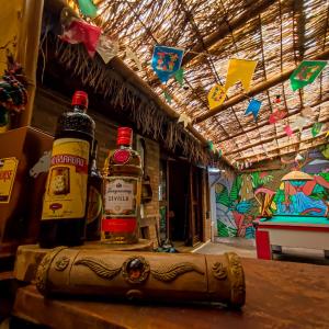 duas garrafas de álcool em cima de uma mesa em Efferus Hostel em Ubatuba