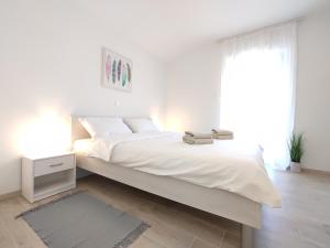 Posteľ alebo postele v izbe v ubytovaní Apartments with parking spaces Rijeka - 18146