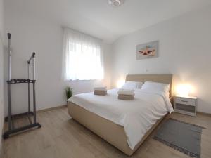 Posteľ alebo postele v izbe v ubytovaní Apartments with parking spaces Rijeka - 18146