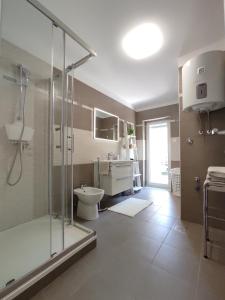 Apartments with a parking space Rijeka - 18146 في رييكا: حمام مع دش ومرحاض ومغسلة