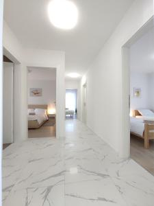 Posteľ alebo postele v izbe v ubytovaní Apartments with parking spaces Rijeka - 18146