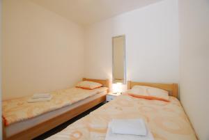 Posteľ alebo postele v izbe v ubytovaní Apartments with parking spaces Rijeka - 18146