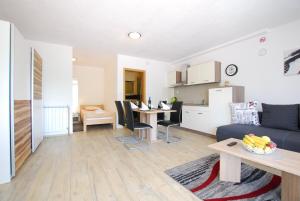 Kuchyňa alebo kuchynka v ubytovaní Apartments with parking spaces Rijeka - 18146