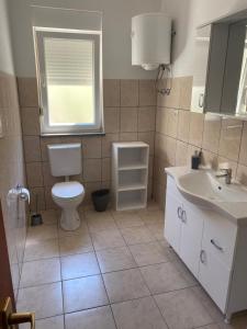 Koupelna v ubytování Apartments by the sea Sevid, Trogir - 18168