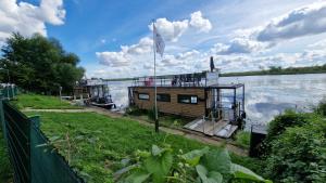 a house boat on the water on a river at Hausboote Unteres Odertal Hausboot Kranich in Schwedt