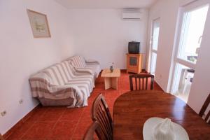 Fotografia z galérie ubytovania Family friendly seaside apartments Komarna, Neretva Delta - Usce Neretve - 18166 v Kleku + 27 fotografií