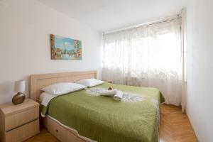 Postel nebo postele na pokoji v ubytování Apartments with WiFi Split - 18120