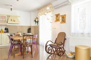 uma cozinha e sala de jantar com mesa e cadeiras em Family friendly house with a swimming pool Bisko, Zagora - 18181 em Dicmo