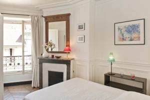 سرير أو أسرّة في غرفة في Classy St. Germain Apartment