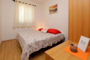 Postel nebo postele na pokoji v ubytování Apartments by the sea Karbuni, Korcula - 18137