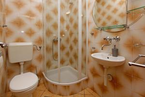 Koupelna v ubytování Apartments by the sea Karbuni, Korcula - 18137 + 23 fotografií