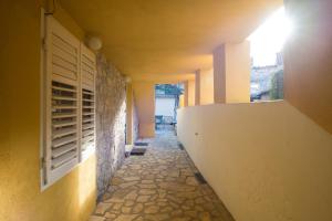 Fotografia z galérie ubytovania Apartments by the sea Krapanj, Sibenik - 18180 v Šibeniku