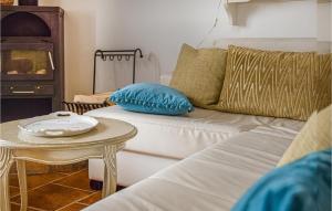 Säng eller sängar i ett rum på Cozy Home In Mscice With House Sea View