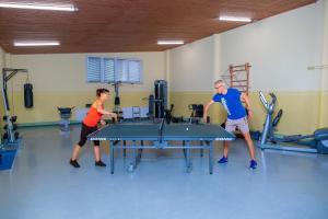 een man en een vrouw die tafeltennissen in een sportschool bij Landhotel Bad Dürrenberg in Bad Dürrenberg