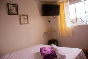 sypialnia z łóżkiem i oknem w obiekcie Coliving La Rebeca Pereira w mieście Pereira
