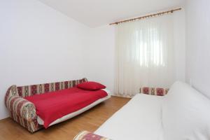 Postel nebo postele na pokoji v ubytování Apartments by the sea Arbanija, Ciovo - 18224