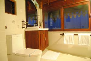 a bathroom with a toilet and a sink at La Veranda Di Serena in Unawatuna
