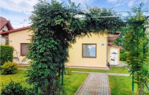 Ogród w obiekcie Beautiful Apartment In Kopalino
