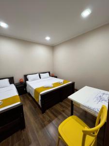 Rúm í herbergi á Borjomi Yellow Hotel