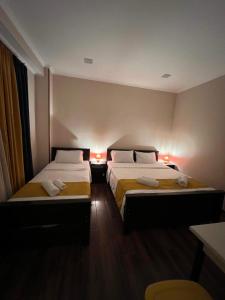 Rúm í herbergi á Borjomi Yellow Hotel