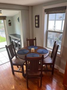 comedor con mesa de madera y sillas en Waterfront Lake Saint Clair Lodge 