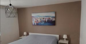 una camera da letto con un letto e un dipinto sul muro di Apartments by the sea Kustici, Pag - 18248 a Zubovići