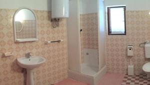 Bathroom sa Apartments by the sea Kustici, Pag - 18248