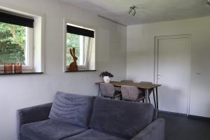 uma sala de estar com um sofá e uma mesa em WijkD em Leende