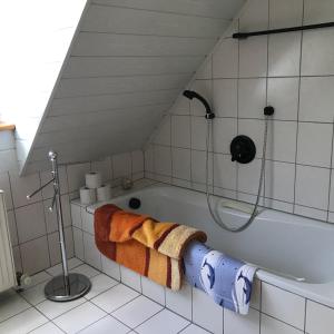 łazienka z wanną na poddaszu w obiekcie Haeberlhaus w mieście Königstein in der Oberpfalz