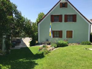 Una casa con una bandera a un lado. en Haeberlhaus, en Königstein in der Oberpfalz