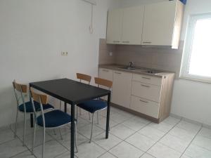 Küche/Küchenzeile in der Unterkunft Apartments by the sea Kampor, Rab - 18268