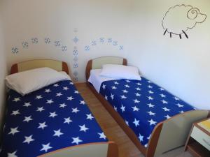 Ein Bett oder Betten in einem Zimmer der Unterkunft Apartments by the sea Kampor, Rab - 18268