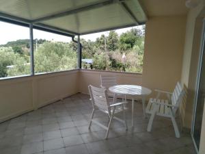 Ein Balkon oder eine Terrasse in der Unterkunft Apartments by the sea Kampor, Rab - 18268