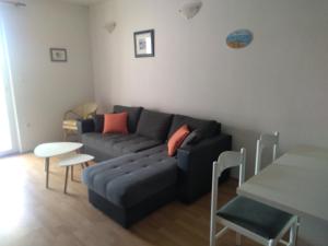 Ein Sitzbereich in der Unterkunft Apartments by the sea Kampor, Rab - 18268