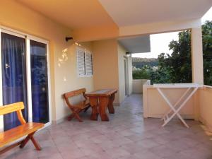 Ein Balkon oder eine Terrasse in der Unterkunft Apartments by the sea Kampor, Rab - 18268