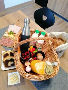 クランスカ・ゴーラにあるApartments Gorski rajの食べ物や飲み物が入ったバスケット