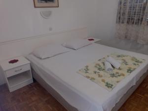 Postel nebo postele na pokoji v ubytování Apartments by the sea Ivan Dolac, Hvar - 18269