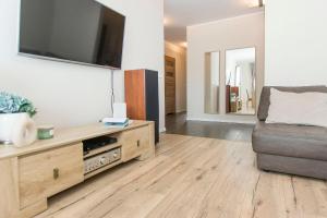 Televízia a/alebo spoločenská miestnosť v ubytovaní Carmel Rentyear Apartments