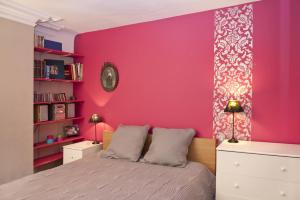 Un pat sau paturi într-o cameră la Chic Saint Germain Apartment