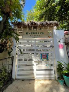 een witte garagedeur met een bord erop bij Everrich Boutique Resort Boracay in Boracay