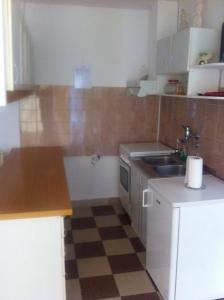 eine kleine Küche mit einer Spüle und einer Theke in der Unterkunft Apartments by the sea Brna, Korcula - 18288 in Smokvica