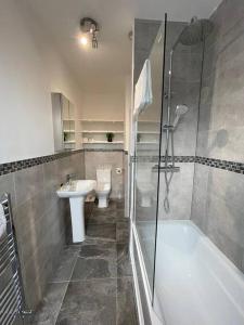 a bathroom with a sink and a toilet and a shower at URBAN CITY SUITES 4 bed house, garden, Ideal for Contractors&Families in Quinton