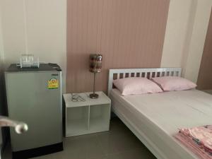 Postel nebo postele na pokoji v ubytování Firstbuild Apartment (เฟิร์สบิวท์อพาร์ทเม้น)
