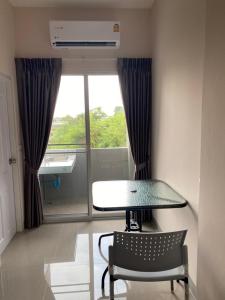 Balkón nebo terasa v ubytování Firstbuild Apartment (เฟิร์สบิวท์อพาร์ทเม้น)