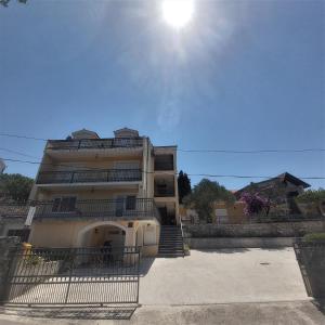 Fotografia z galérie ubytovania Apartments by the sea Slatine, Ciovo - 18311 v Slatine