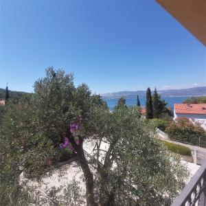 Fotografia z galérie ubytovania Apartments by the sea Slatine, Ciovo - 18311 v Slatine