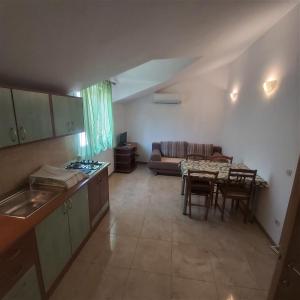 Kuchyň nebo kuchyňský kout v ubytování Apartments by the sea Slatine, Ciovo - 18311
