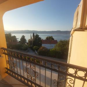 Fotografia z galérie ubytovania Apartments by the sea Slatine, Ciovo - 18311 v Slatine